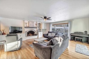 Smart TV, chimenea, videojuegos y oficina 