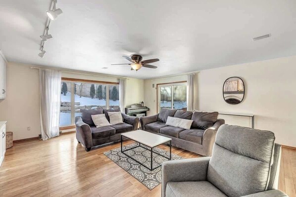 Smart TV, fireplace, video games, offices