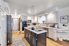 Réfrigérateur, four à micro-ondes, un four, surface de cuisson