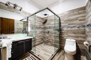 Shower, hair dryer, towels, shampoo - Private Pool Villa | 5min Walk to Beach & Dining (Potrero)