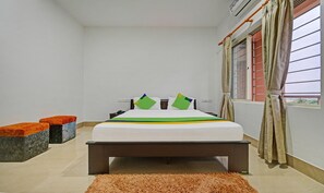 Standard Double Room | Desk, iron/ironing board