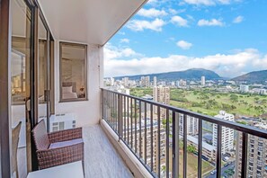Property grounds - Distinctive Modern Newer 2 BEDS Condo, 1 Block to Waikiki Beach, Gorgeous Views! (Honolulu)