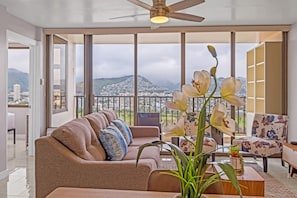 Smart TV - Distinctive Modern Newer 2 BEDS Condo, 1 Block to Waikiki Beach, Gorgeous Views! (Honolulu)