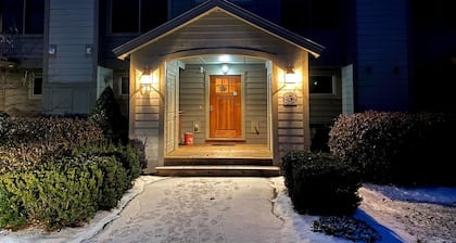 H5 Luxurious Stonehill Townhome With Magnificent ski Slopes View hot tub