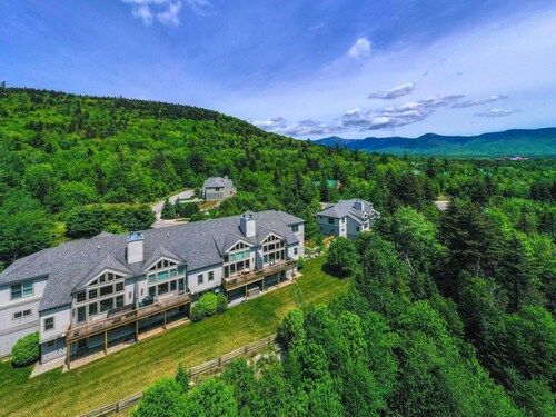 H5 Luxurious Stonehill Townhome With Magnificent ski Slopes View hot tub