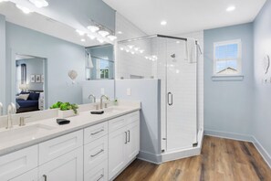 Bathtub, hair dryer, towels - Spiny Lobster | Private Pool | Game Room | Private Beach Access (Miramar Beach)