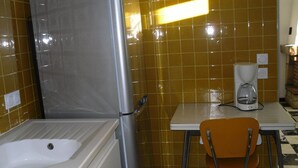 A bathroom with a bathtub, a shower, and a coffee maker on a table. - Village house near spain, sea, lake, shops nearby (Le Boulou)