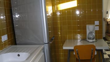 Fridge, microwave, oven, coffee/tea maker