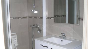 Een douche, een haardroger, handdoeken, toiletpapier