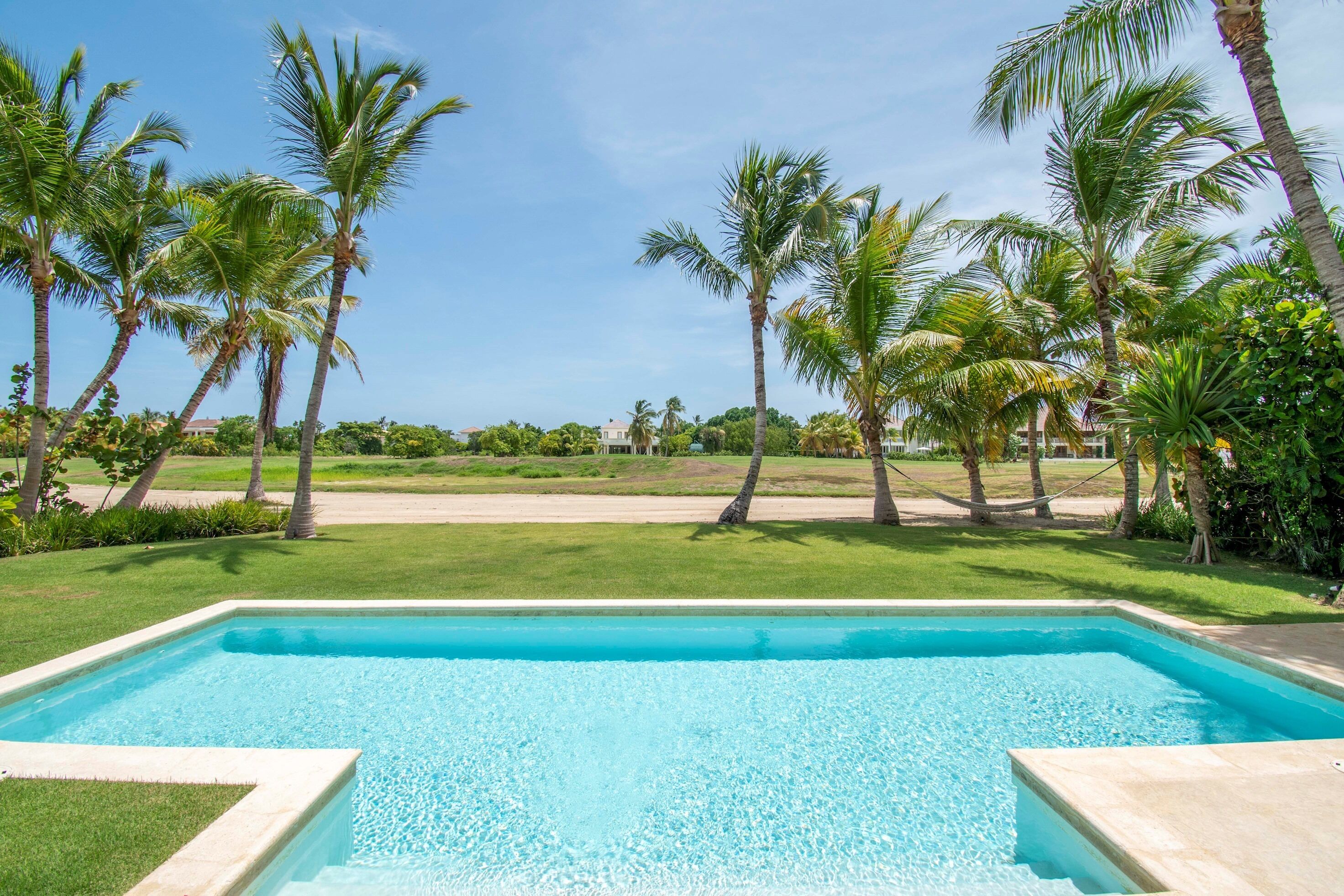 Foto - Luxury golf-front villa with golf cart, close to the beach in exclusive resort