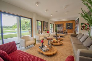 5 bedrooms - Golf Villa With a Modern Twist at Luxury Beach Resort (Punta Cana)