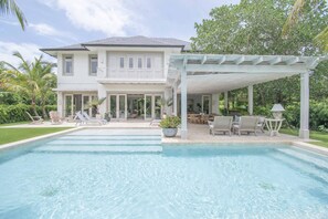 Villa, Smoking