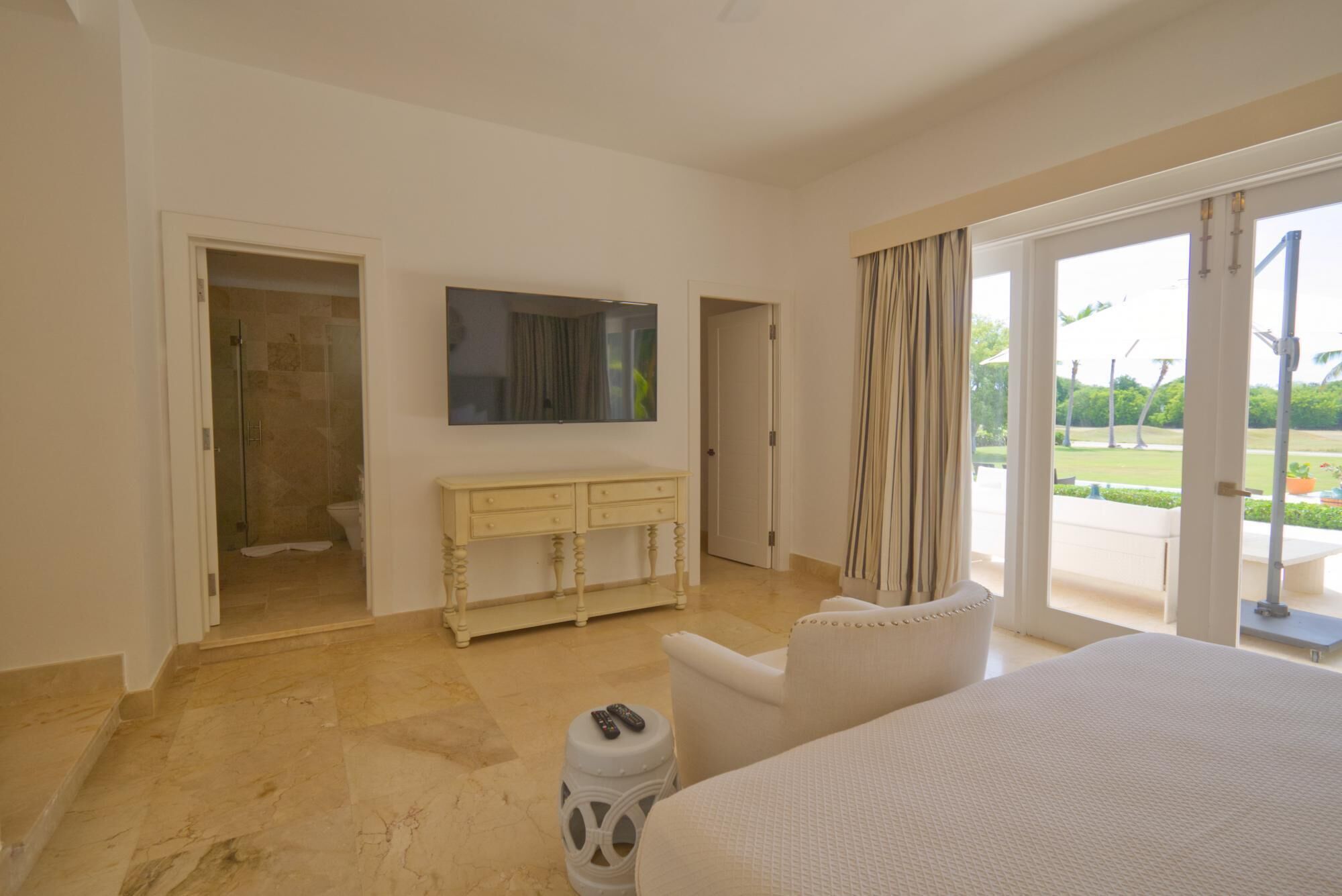 Photo - Fantastic 8-bedroom golf-front mansion near the beach