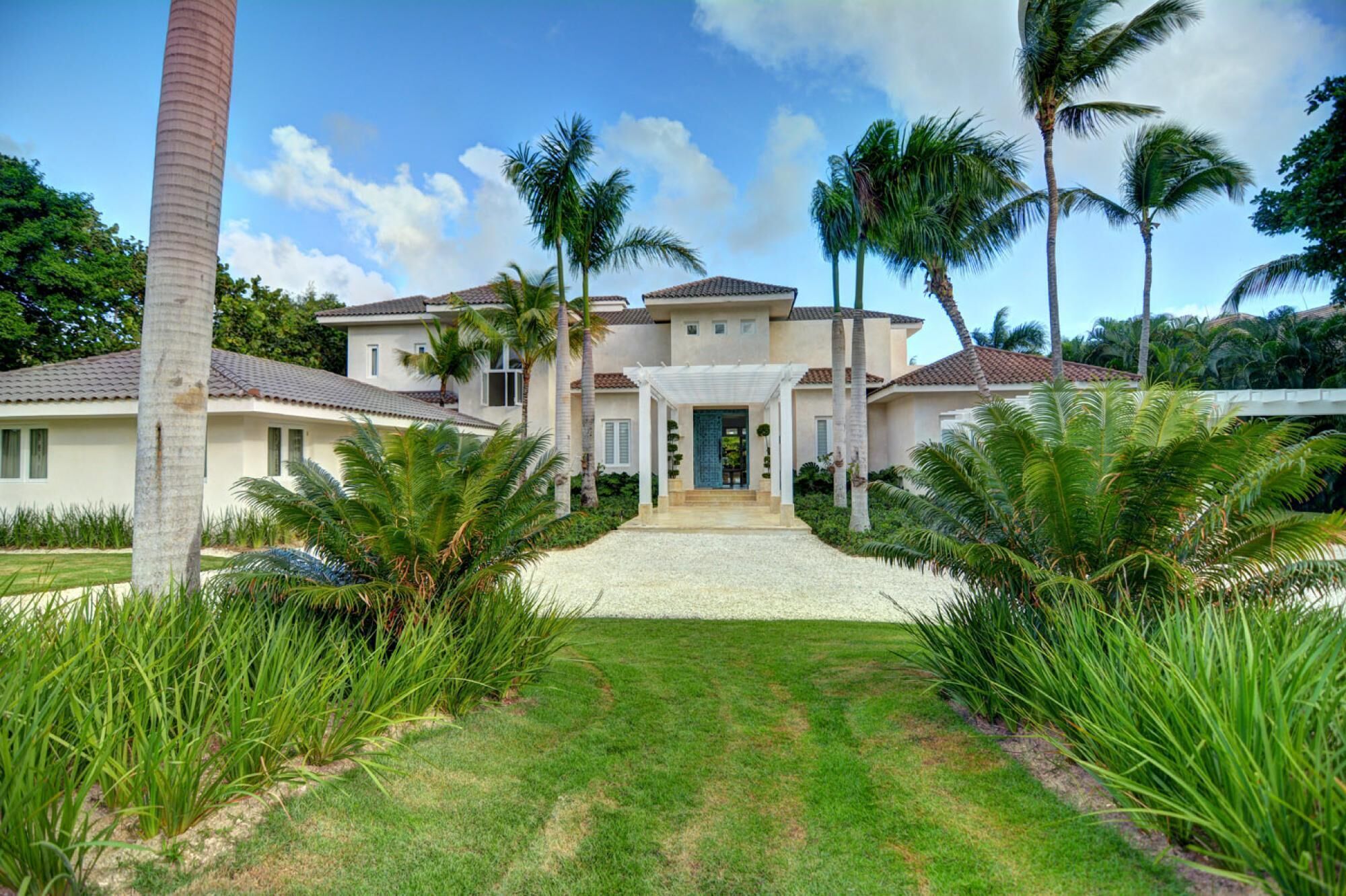 Photo - Fantastic 8-bedroom golf-front mansion near the beach
