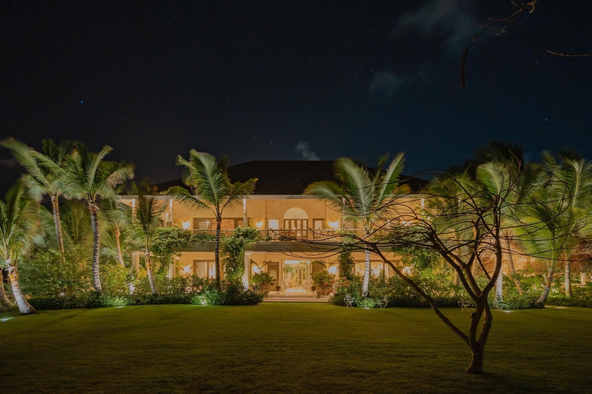 Foto - One-of-a-kind villa with open spaces and amazing views in luxury beach resort