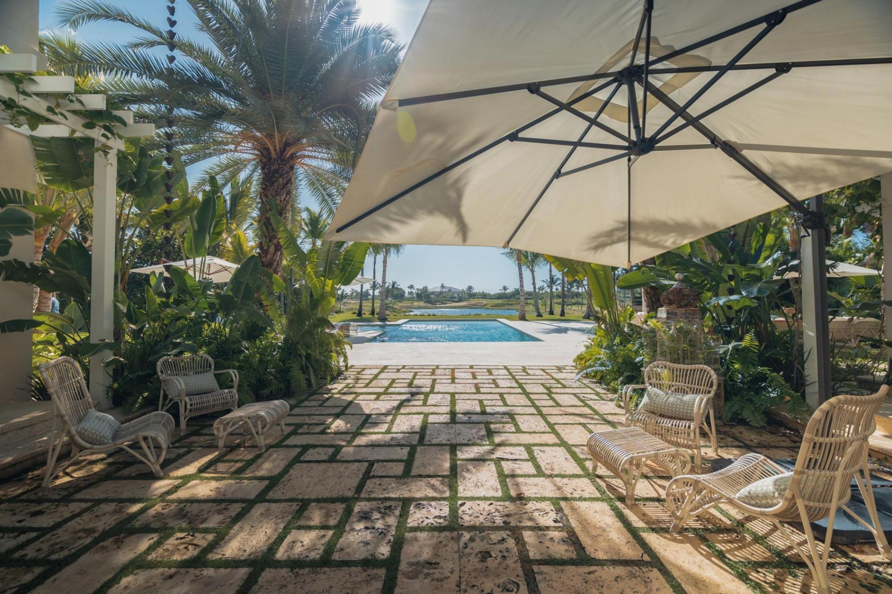 Foto - Unique lake-front 10-bedroom mansion in most luxurious resort of the caribbean