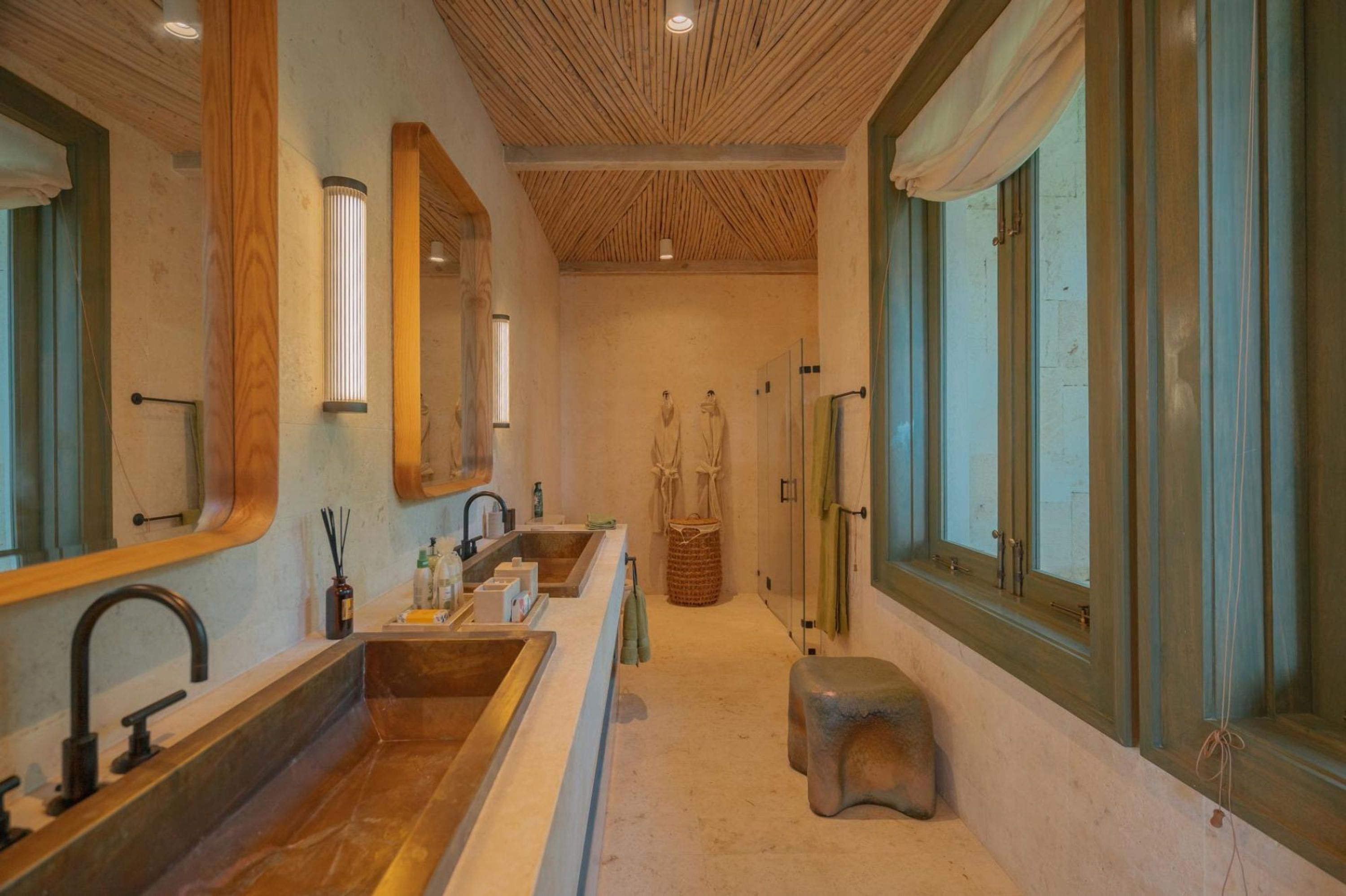 Foto - Unique lake-front 10-bedroom mansion in most luxurious resort of the caribbean