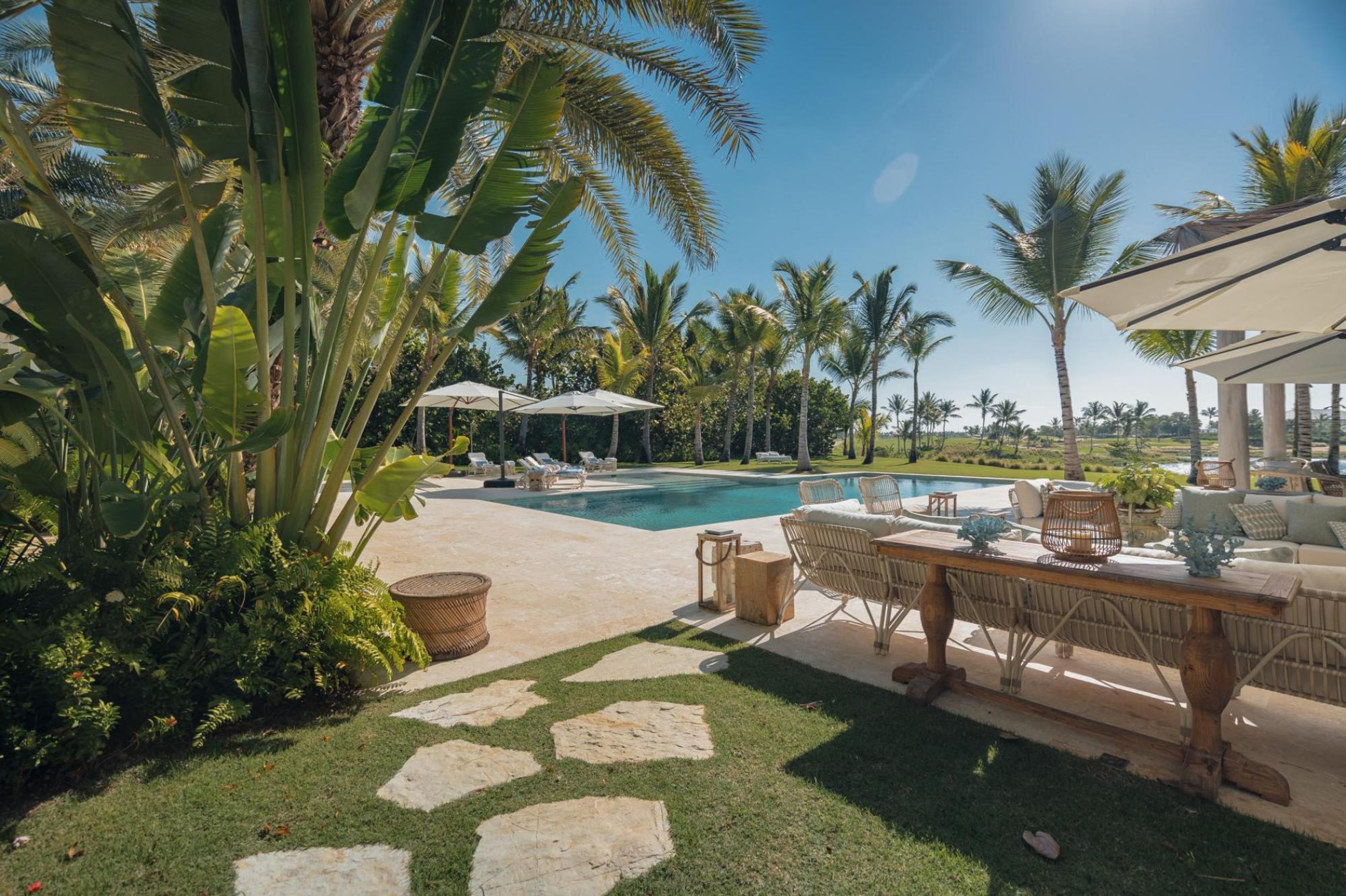 Foto - Unique lake-front 10-bedroom mansion in most luxurious resort of the caribbean