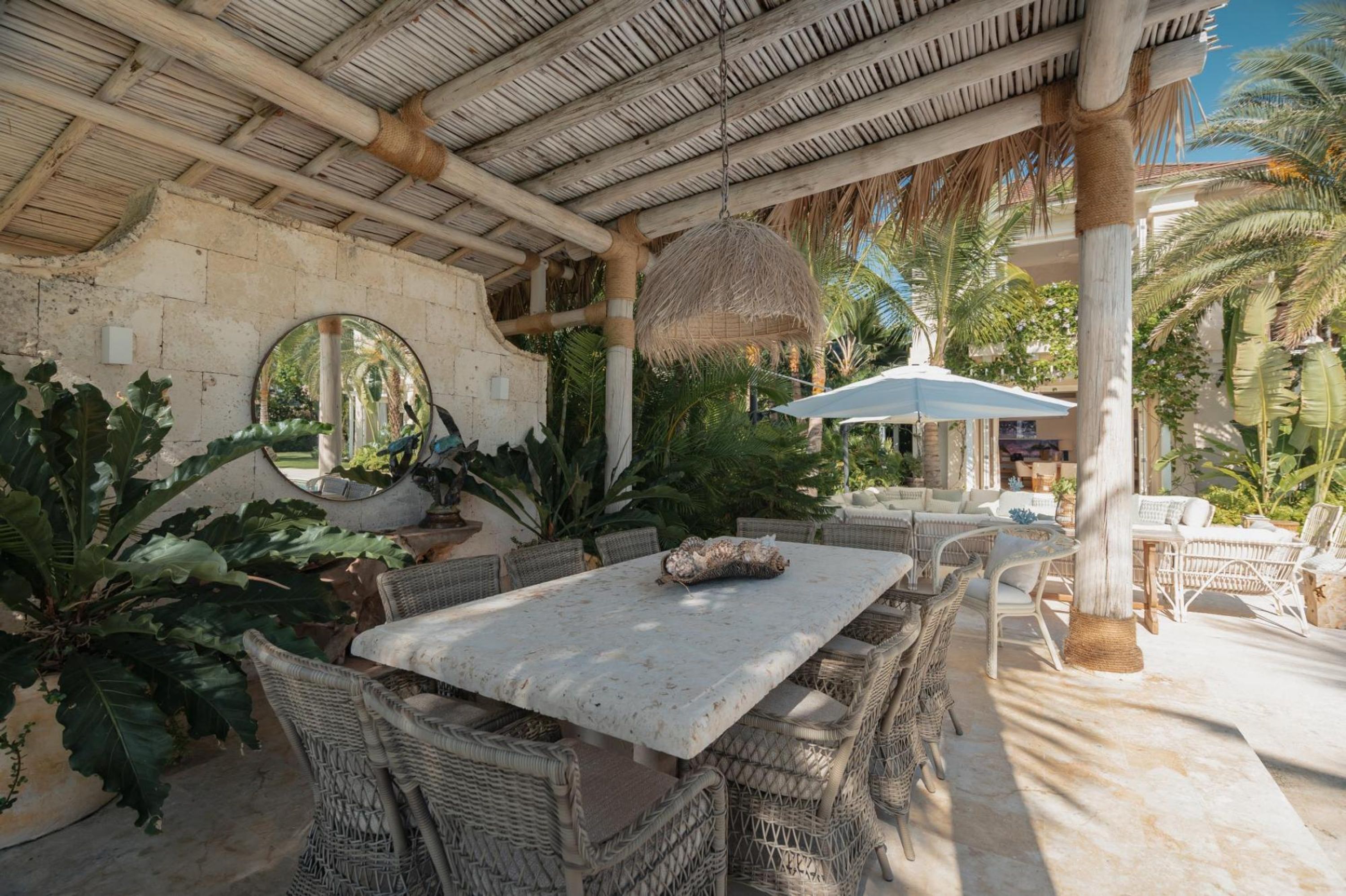 Foto - Unique lake-front 10-bedroom mansion in most luxurious resort of the caribbean