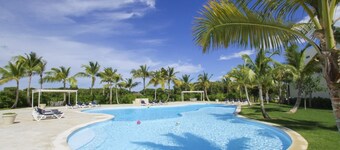 Fully Equipped Apartment Overlooking Golf Course at Luxury Beach Resort