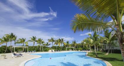 Fully Equipped Apartment Overlooking Golf Course at Luxury Beach Resort