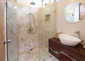 House | 3 bedrooms, in-room safe