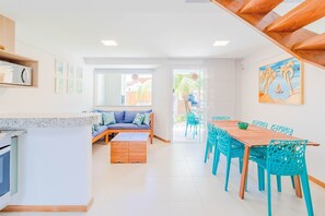 Apartment | Private kitchen | Cookware/dishes/utensils - IT28 Triplex 4 Suítes 100m da Praia (Camaçari)