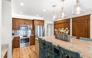 Fridge, microwave, oven, stovetop - New Rental in Seacrest Beach Resort, stunning views of Lagoon Pool, 3 bikes! (Panama City Beach)