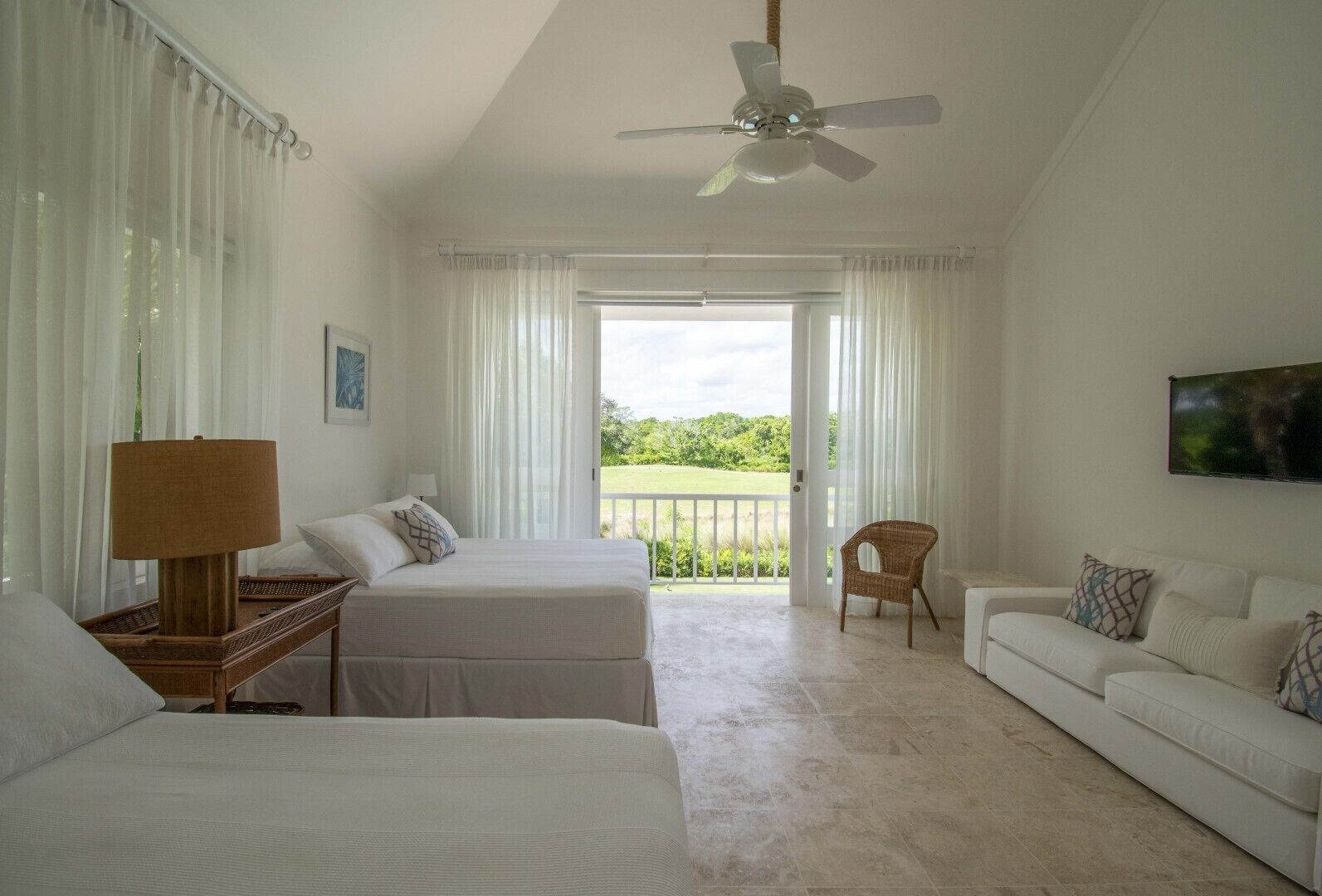 Foto - Golf-front villa with large spaces, staff and pool, situated in luxury beach resort