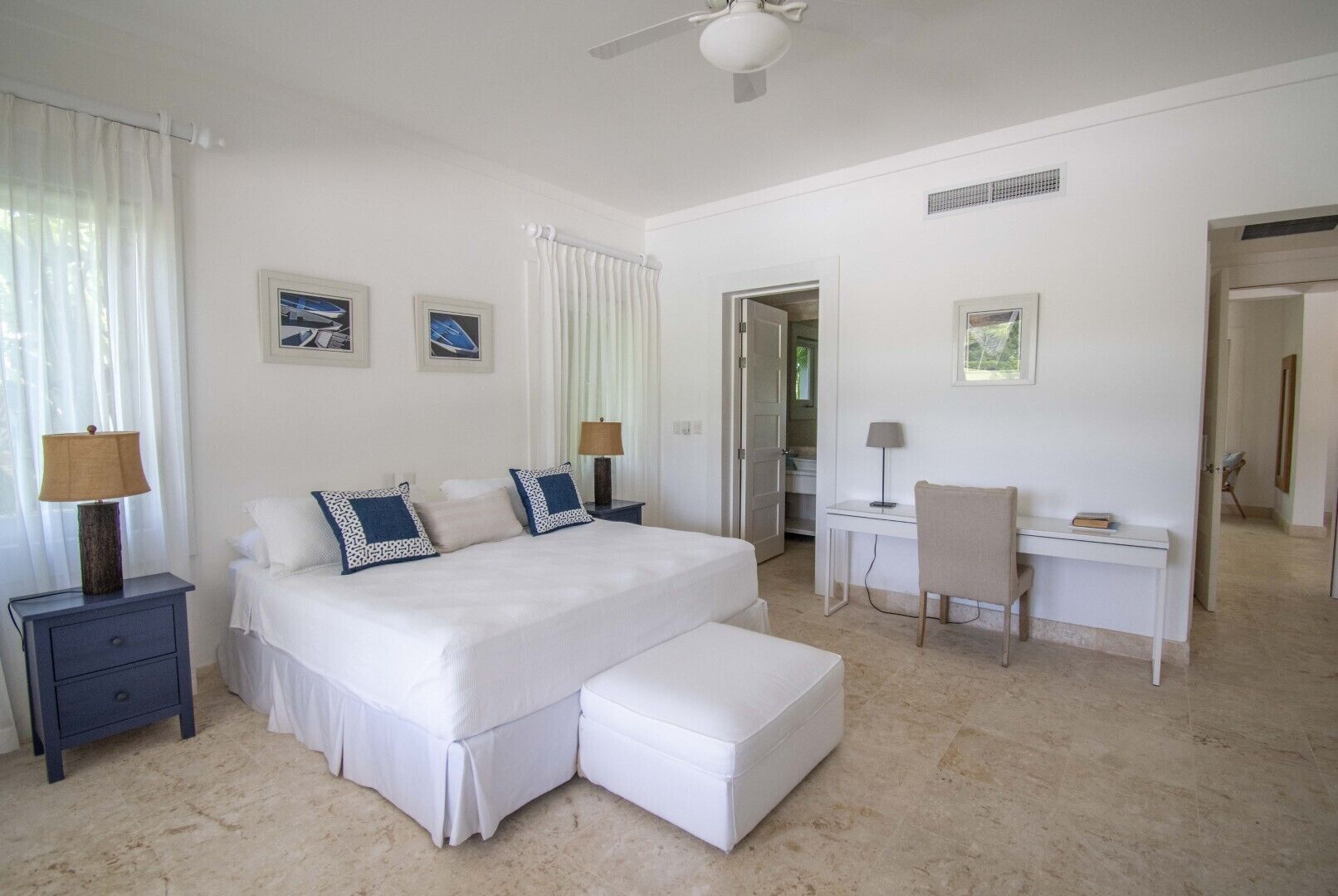 Foto - Golf-front villa with large spaces, staff and pool, situated in luxury beach resort