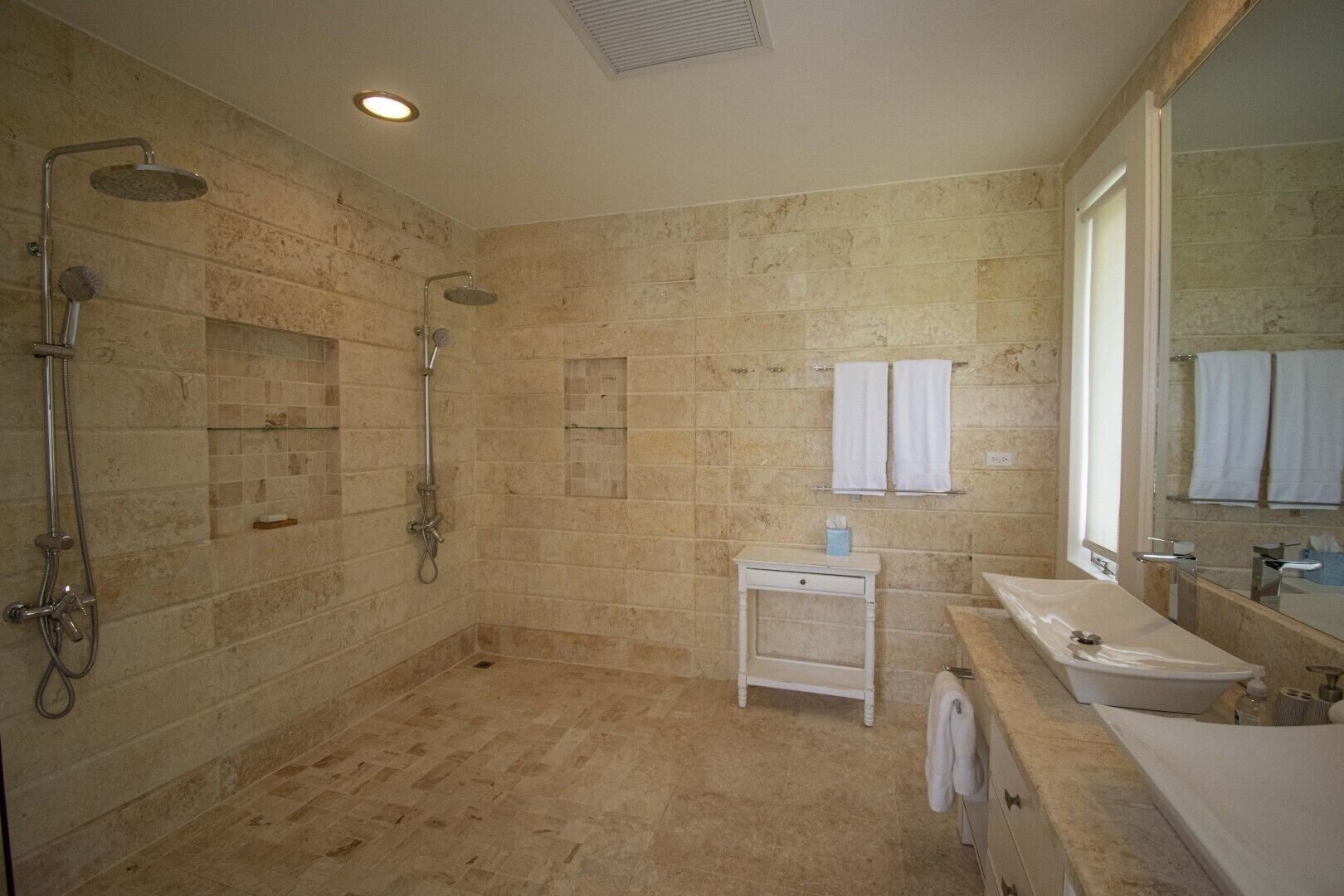 Foto - Golf-front villa with large spaces, staff and pool, situated in luxury beach resort