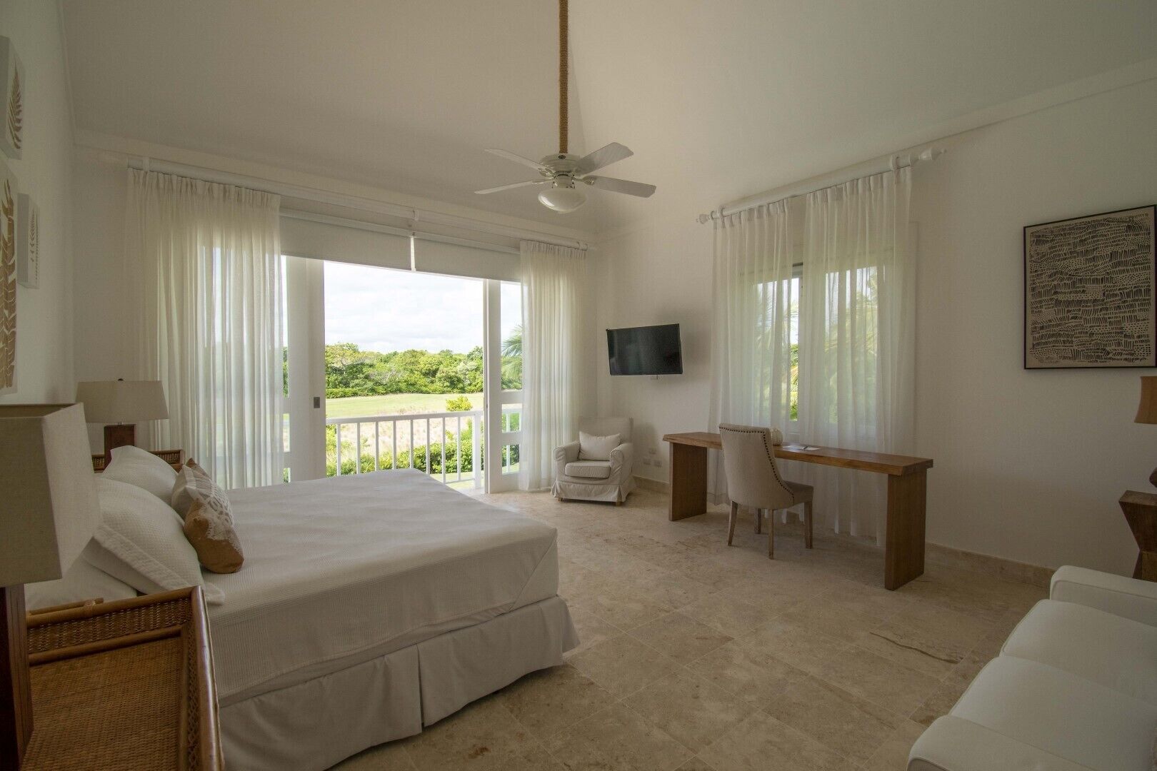 Foto - Golf-front villa with large spaces, staff and pool, situated in luxury beach resort