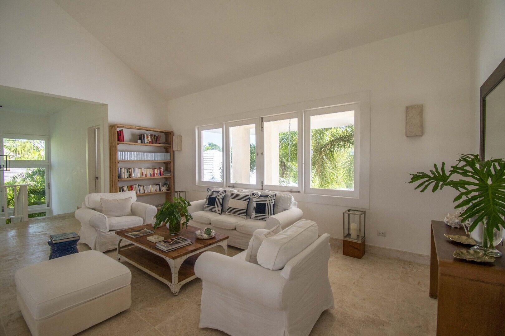 Foto - Golf-front villa with large spaces, staff and pool, situated in luxury beach resort