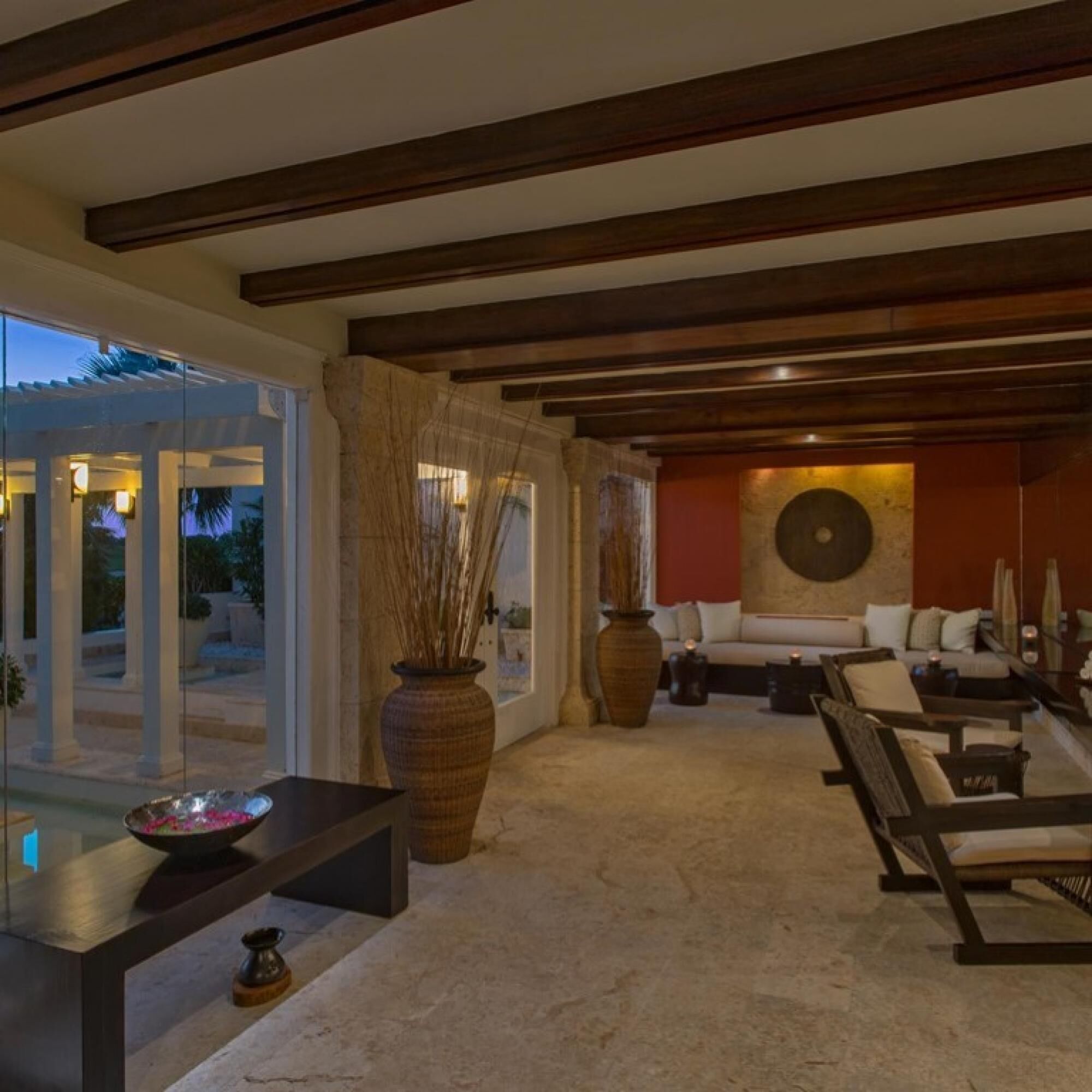 Foto - Golf-front villa with large spaces, staff and pool, situated in luxury beach resort