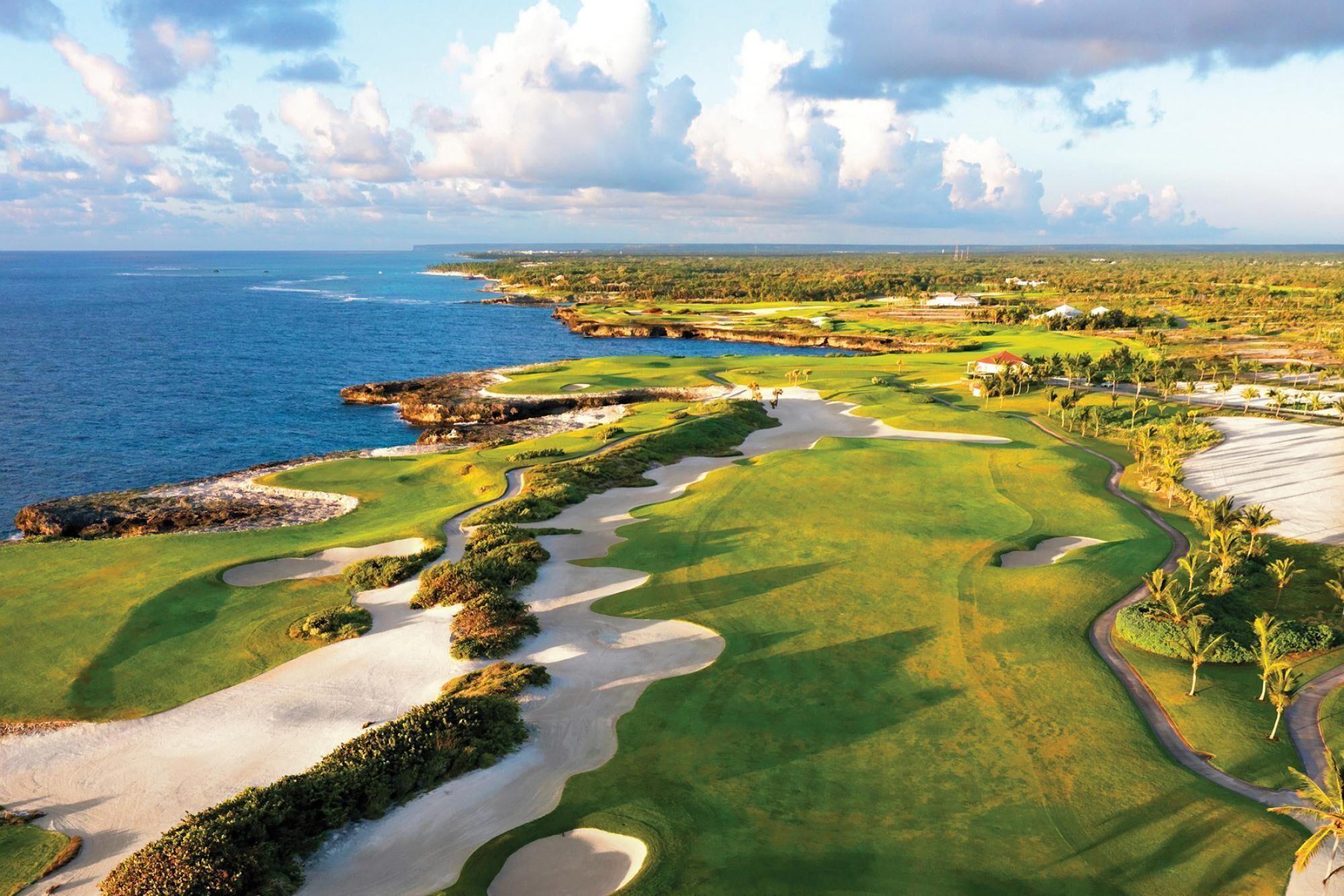 Foto - Golf-front villa with large spaces, staff and pool, situated in luxury beach resort