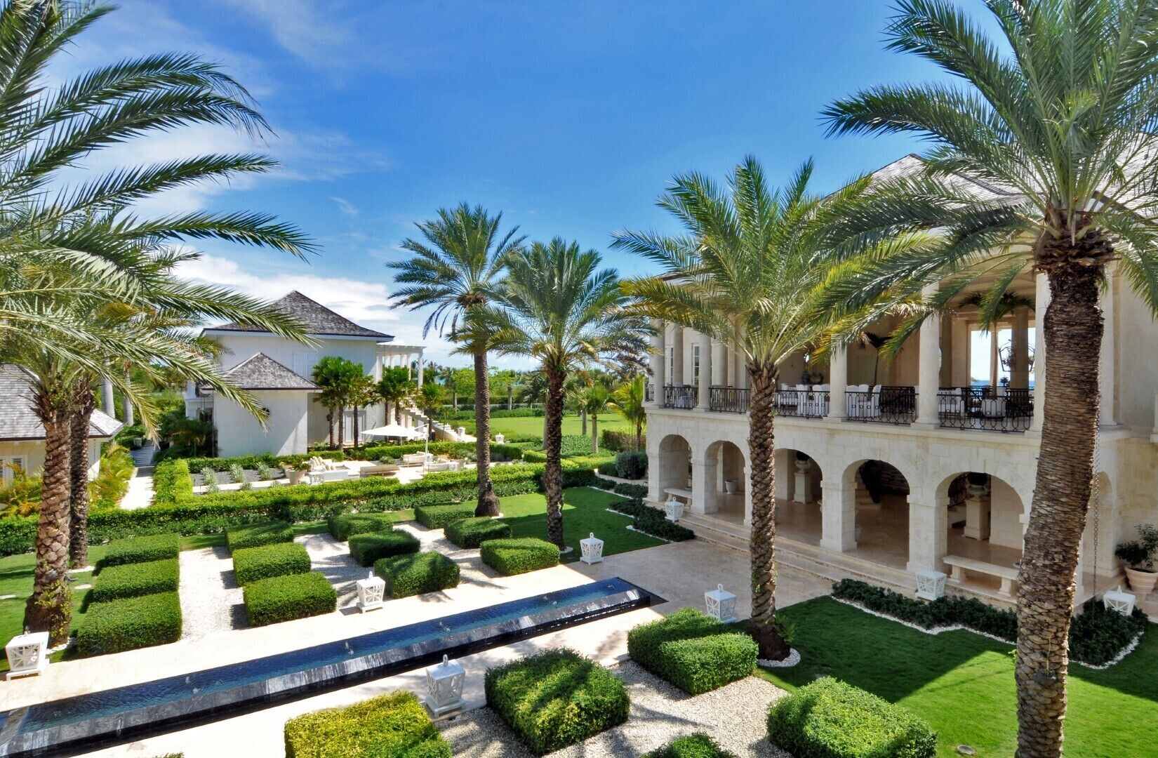 Foto - Luxury 9-bedroom ocean and golf front mansion with full service staff in exclusive resort