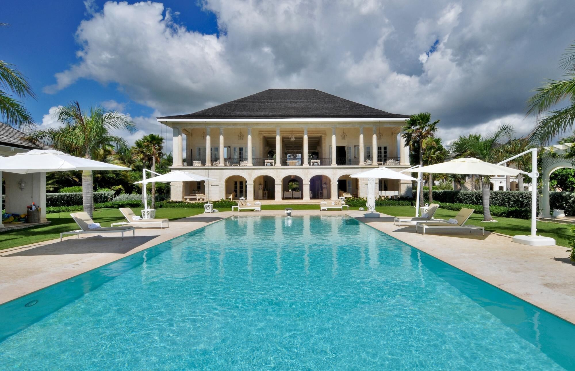 Foto - Luxury 9-bedroom ocean and golf front mansion with full service staff in exclusive resort