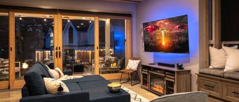 Smart-tv, een open haard, videospelletjes en een dvd-speler