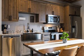 Refrigerador, microondas, horno, placa de cocina