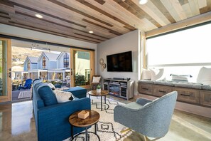 Una Smart TV, una chimenea, videojuegos, un reproductor de DVD