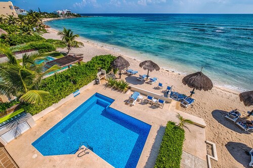 Centrally located beachfront condo with pool, great views of the Caribbean!