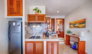 Frigorífico, microondas, placa de cocina y cafetera o tetera