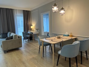 Apartamento tradicional | Área de estar | TV de tela plana 40 polegadas com canais digitais, TV