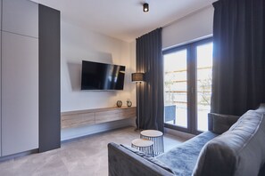 Standard-Apartment | Wohnbereich | 40-Zoll-Flachbildfernseher mit Digitalempfang, Fernseher