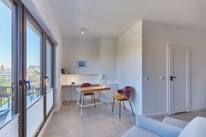 Premium-Apartment | Wohnbereich | 40-Zoll-Flachbildfernseher mit Digitalempfang, Fernseher
