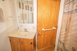 Maison, 2 chambres | Salle de bain | Serviettes fournies