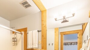 Quarto, 1 quarto | Banheiro | Toalhas de banho, shampoo