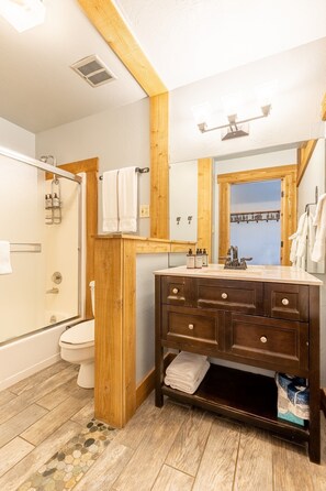 Quarto, 1 quarto | Banheiro | Toalhas de banho, shampoo