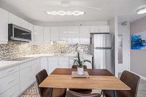 Condo, 1 quarto | Cozinha privada | Geladeira, fogão, cafeteira/chaleira, torradeira