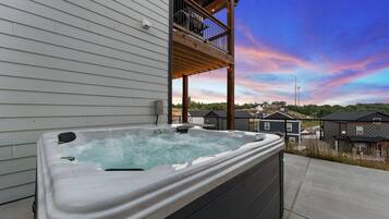 House, Multiple Bedrooms | Outdoor spa tub